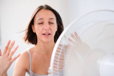 Yenilemek çalışıyor ve yaz haze karşı soğutma genç kız