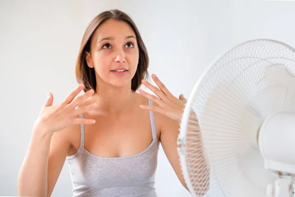 Junges Mädchen versucht sich gegen Sommernebel zu erfrischen und abzukühlen — Stockfoto