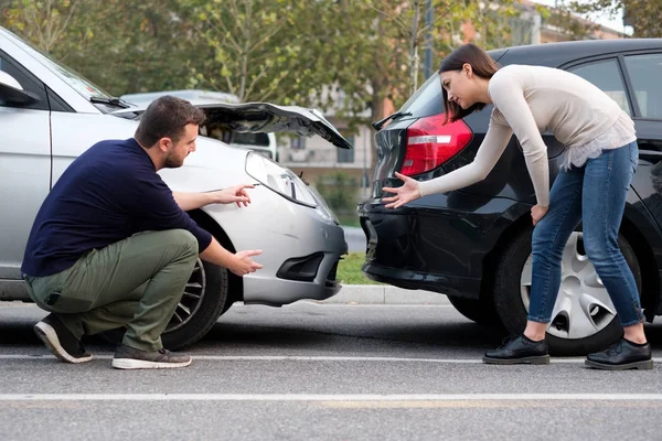 Personas que examinan daños en la carrocería del coche después del accidente — Foto de Stock