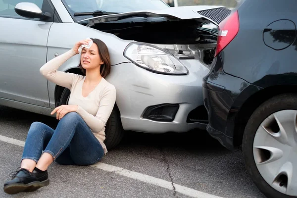 Mujer sintiendo dolor y latigazo después de coches amontonamiento — Foto de Stock