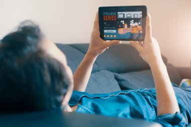 Adam kanepede yatan tv dizi izlemek