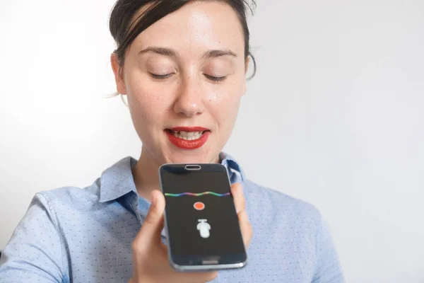 Mulher falando ao telefone com assistente de voz digital — Fotografia de Stock