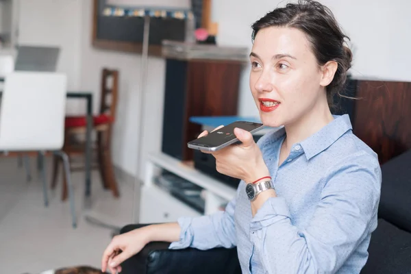 Mujer hablando por teléfono con asistente de voz digital — Foto de Stock