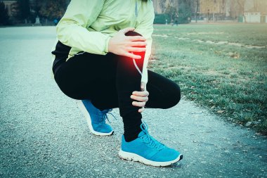 Runner ise eğitim col şehir parkında yaralı ayak bileği ile