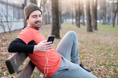 Şehir Parkı çalışma dışarı ve onun hareket eden fon kullanarak genç adam