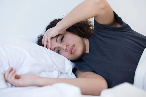 Enferma mujer negra acostada en la cama — Foto de Stock