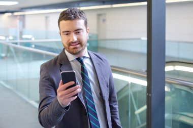 İşadamı cep telefonunu arıyor süre wor için gidiyor