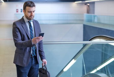 İşadamı cep telefonunu arıyor süre wor için gidiyor