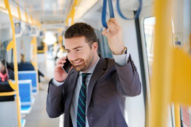 İşadamı banliyö seyahat ve mobil p konuşuyor