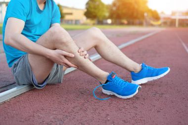 Yaralı bacak nedeniyle çalışan atlet duygu ağrı