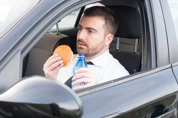 Muž na obědě sedí ve své auto — Stock fotografie