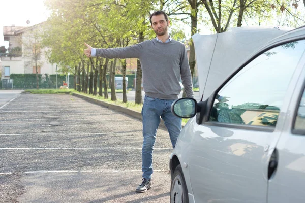 Homem e carro problema de avaria do motor — Fotografia de Stock