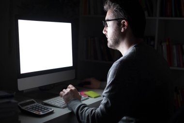 Gece geç saatlerde çalışma kızgın ve üzgün bir adam portresi