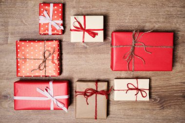 Ahşap arka plan dekoratif kutularındaki Noel hediyeleri