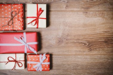 Ahşap arka plan dekoratif kutularındaki Noel hediyeleri