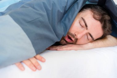 Yüz kadar yakın horlama adam hypoapnea bozukluğu nedeniyle