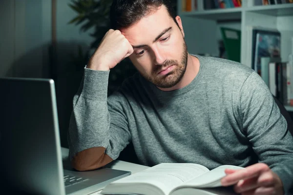 Studente di sesso maschile stressato che studia fino a tarda notte — Foto Stock