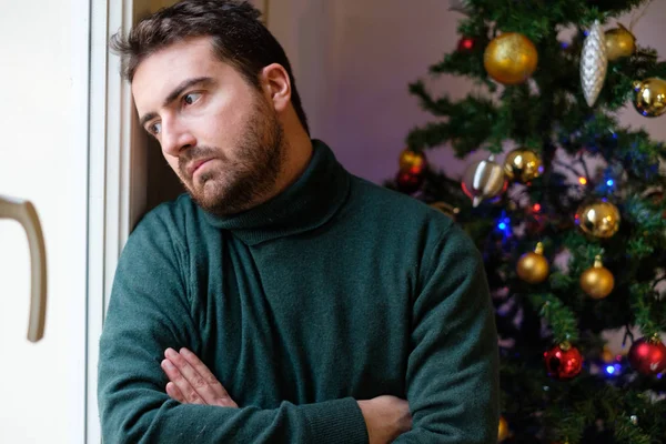 Hombre en soledad sintiéndose mal durante el día de Navidad —  Fotos de Stock