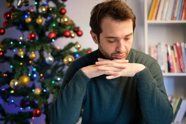 Az ember magányában érzés hajlamos arra, hogy a karácsonyi depresszió — Stock Fotó