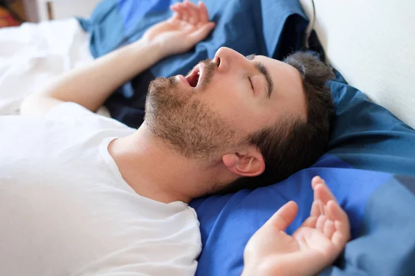 Nahaufnahme des schnarchenden Mannes wegen Hypopnoe-Störung — Stockfoto