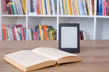 E-kitap okuyucu bir kitap yığını üzerinde