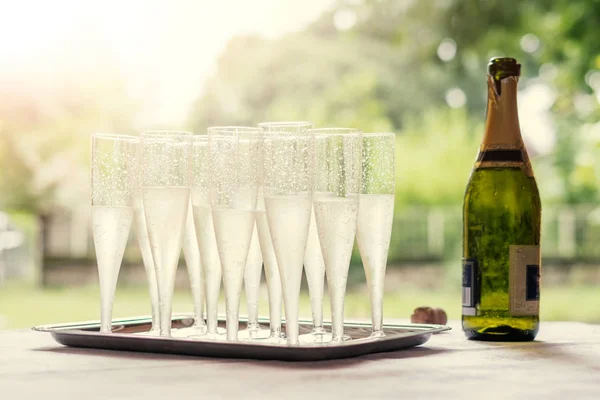 Natura morta di flauti di champagne su un tavolo — Foto Stock