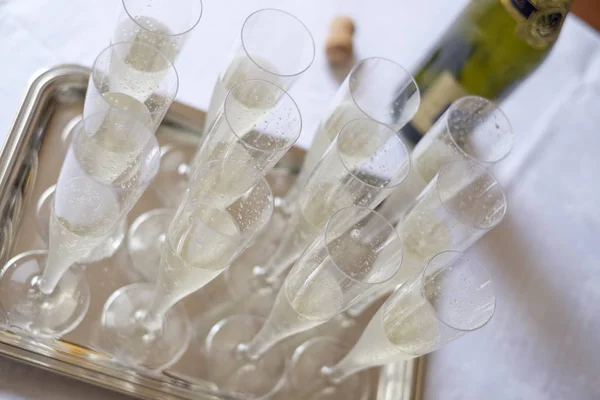 Copas de champán en una bandeja de plata — Foto de Stock