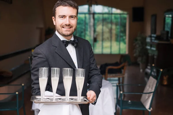 Retrato de camarero sosteniendo copas de champán — Foto de Stock