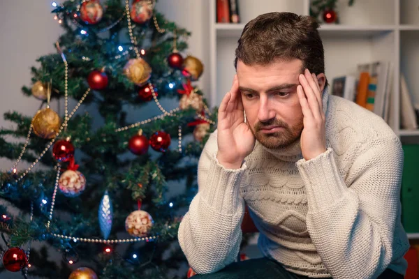 Hombre que cae deprimido y solo durante la época de Navidad —  Fotos de Stock