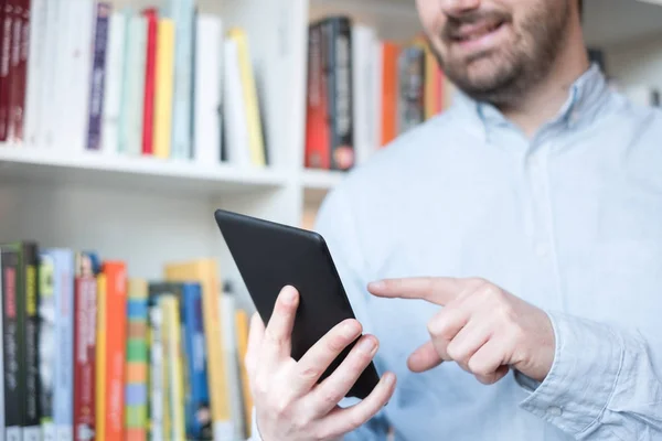 Homem segurando um leitor de e-book nas mãos — Fotografia de Stock