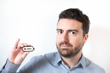 Adam tutarak bir rsa belirti