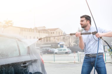 Adam çamaşır araba oto yıkama istasyonu