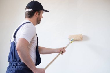 Profesyonel ressam çalışan bir duvar boyama