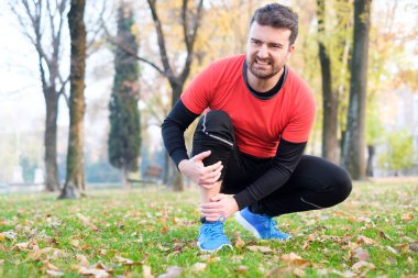 Diz yaralanma ve adam runner bacak ağrısı ile