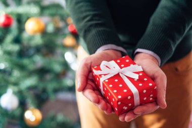 Bir Noel kırmızı kutu holding eller yakın çekim 