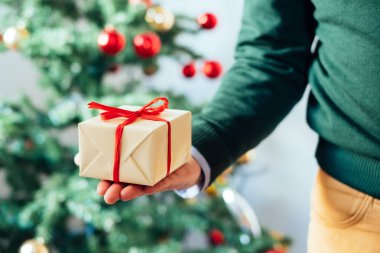 Beyaz bir Noel hediyesi dekore edilmiş ağaç backgro tutmak el