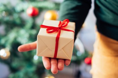 Bir Noel beyaz kutu tutan el yakın çekim 