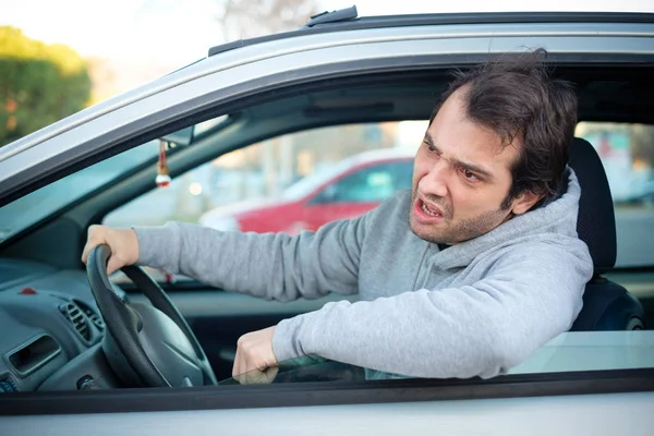 Retrato del conductor enojado al volante. Emociones humanas negativas f — Foto de Stock