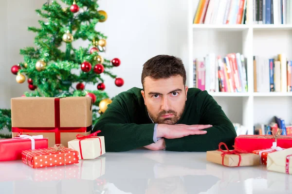 Vicces arc, egy ember csalódott a karácsony bemutat — Stock Fotó