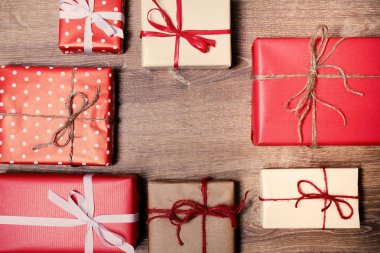 Ahşap arka plan dekoratif kutularındaki Noel hediyeleri