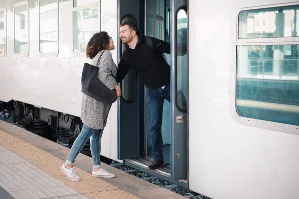 Amor casal abraçando antes de sair no trem — Fotografia de Stock