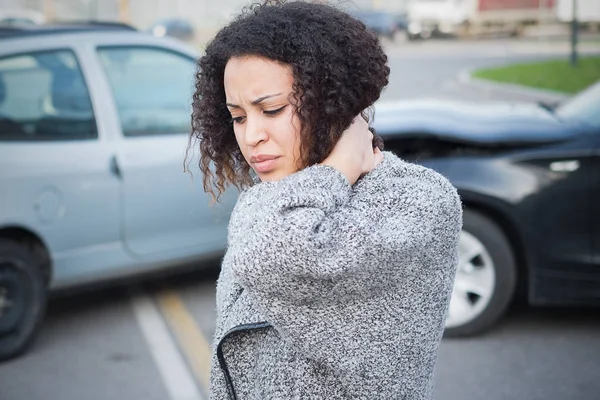 けがをした女性の車のクラッシュ後に悪い感じ — ストック写真