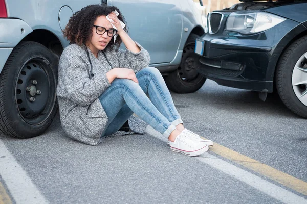 Mujer lesionada sintiéndose mal después de tener un accidente de coche —  Fotos de Stock