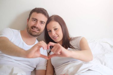 Duygu rahat yatakta mutlu aşık Çift