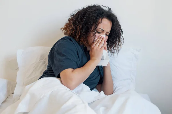 Enfermo y cansado negro mujer acostado en la cama — Foto de Stock