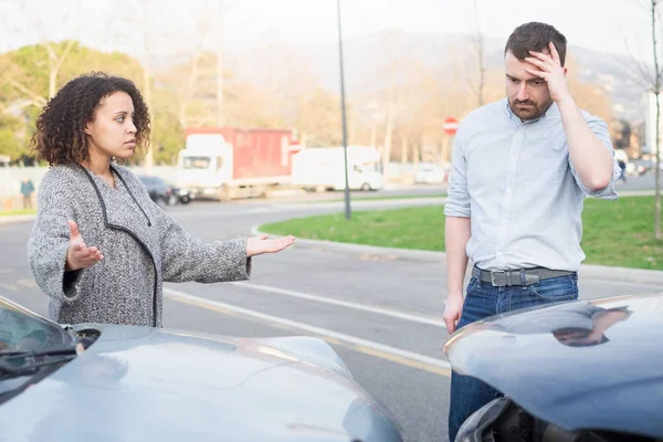 Man en vrouw ruzie na slechte auto-ongeluk — Stockfoto