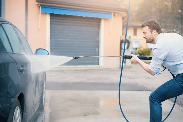 Man tvätta bilen i biltvätt station — Stockfoto