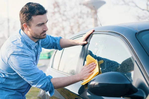 Muž péči a čištění jeho auto — Stock fotografie