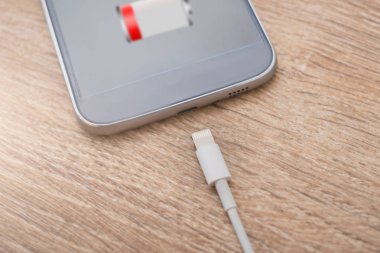 Hareket eden telefon ile düşük pil simgesi ekranda