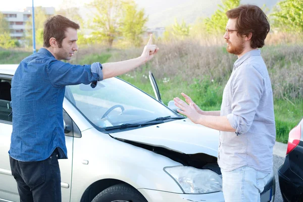 Δύο άντρες angry υποστηρίζοντας μετά από μια συντριβή αυτοκινήτων — Φωτογραφία Αρχείου